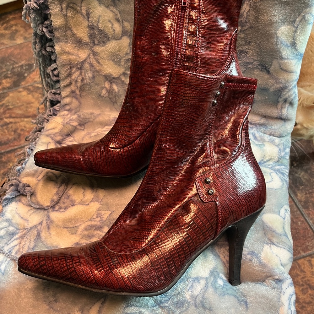 Chic Burgundy Heeled Boots